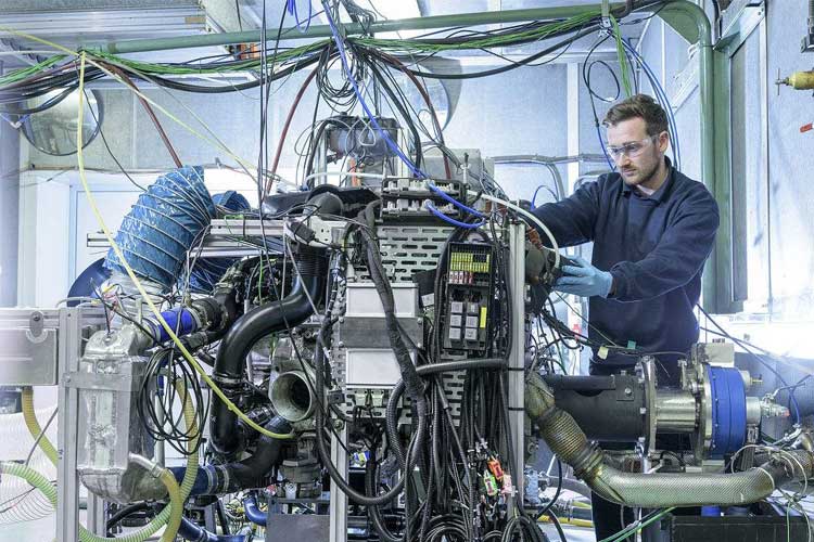 1528101262152923.jpg 發(fā)動(dòng)機(jī)實(shí)驗(yàn)室.jpg